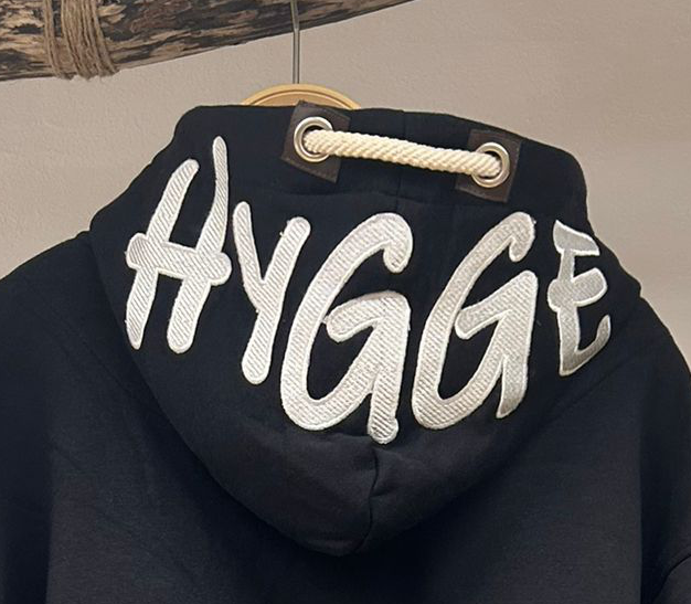 Ulrik-P - Hygge Hoodie Model Blåvand - Schwarz/Weiss